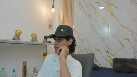 zayn_fox32 online show from April 6, 7:36 pm