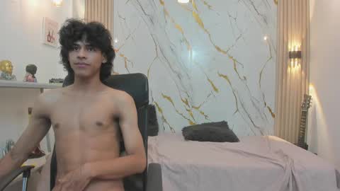 zayn_fox32 online show from May 14, 7:34 pm