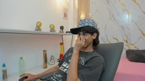 zayn_fox32 online show from April 5, 7:32 pm