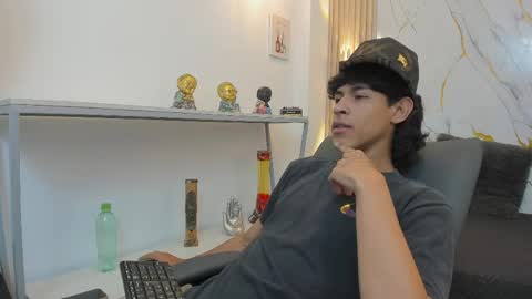 zayn_fox32 online show from April 2, 7:33 pm