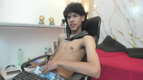 zayn_fox32 online show from April 24, 7:49 pm