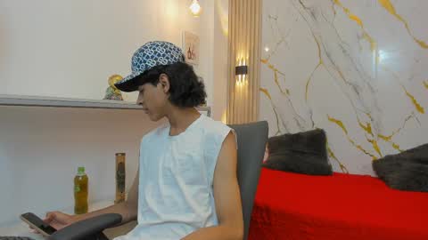 zayn_fox32 online show from April 1, 7:33 pm