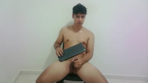 Snapshot of zeus_183 chatting on October 16, 3:58 am zeus_183 online show from October 16, 3:58 am