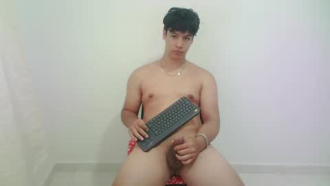 zeus_183 online show from May 15, 2:36 pm