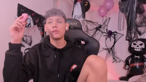 Snapshot of zeus_blaze chatting on October 8, 12:31 pm zeus_blaze online show from October 8, 12:31 pm