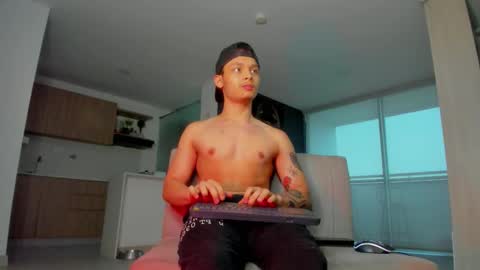 Snapshot of zeusjeff chatting on October 14, 10:17 pm zeus online show from October 14, 10:17 pm