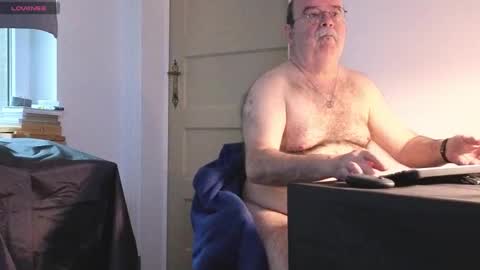 Snapshot of ziustefaninu chatting on October 30, 7:43 am stefano online show from October 30, 7:43 am