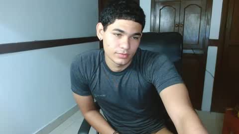 Snapshot of zyrosxk chatting on October 2, 6:28 am antonio felipe online show from October 2, 6:28 am