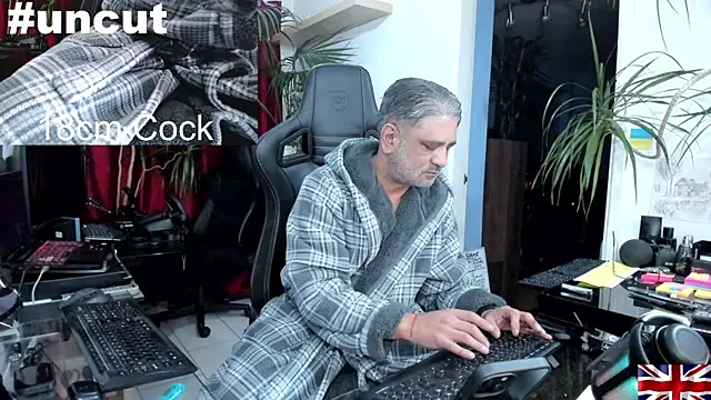 Snapshot of OnlineBossUK chatting on December 10, 6:01 am OnlineBossUK online show from December 10, 6:01 am