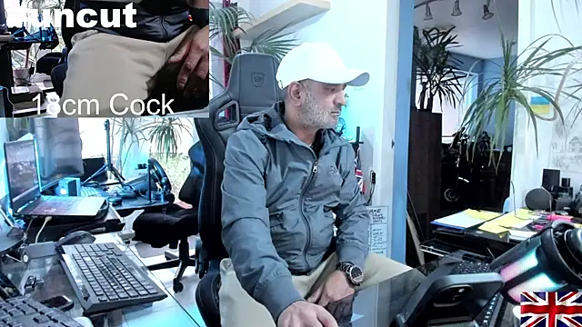 Snapshot of OnlineBossUK chatting on December 17, 2:44 pm OnlineBossUK online show from December 17, 2:44 pm