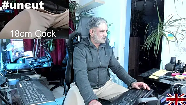Snapshot of OnlineBossUK chatting on December 12, 7:26 pm OnlineBossUK online show from December 12, 7:26 pm