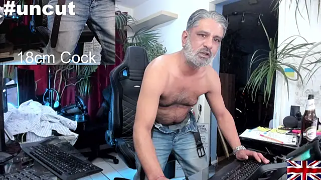 Snapshot of OnlineBossUK chatting on December 23, 3:50 am OnlineBossUK online show from December 23, 3:50 am