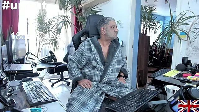 Snapshot of OnlineBossUK chatting on December 11, 11:10 am OnlineBossUK online show from December 11, 11:10 am