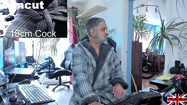 Snapshot of OnlineBossUK chatting on December 18, 11:45 am OnlineBossUK online show from December 18, 11:45 am