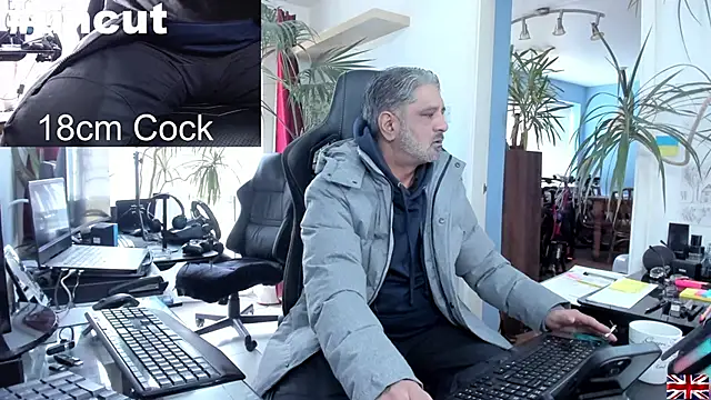 Snapshot of OnlineBossUK chatting on January 6, 12:13 pm OnlineBossUK online show from January 6, 12:13 pm