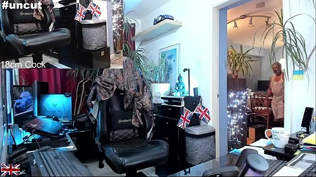 Snapshot of OnlineBossUK chatting on October 31, 4:47 am OnlineBossUK online show from October 31, 4:47 am