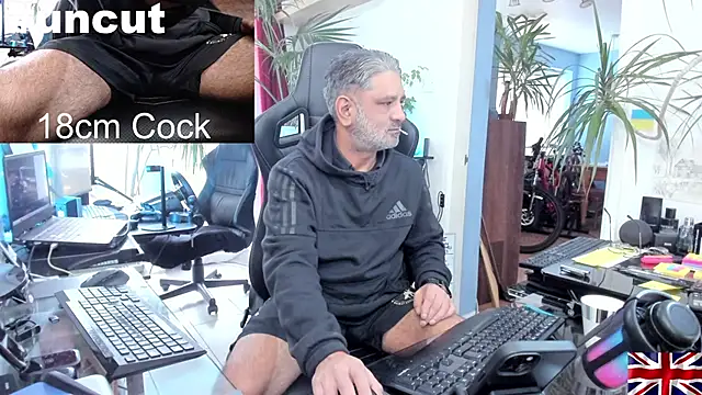 Snapshot of OnlineBossUK chatting on December 15, 1:22 pm OnlineBossUK online show from December 15, 1:22 pm