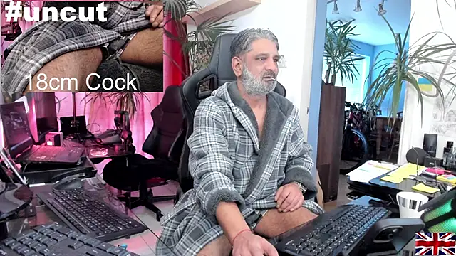 Snapshot of OnlineBossUK chatting on January 2, 9:33 am OnlineBossUK online show from January 2, 9:33 am