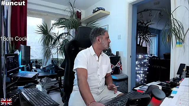 Snapshot of OnlineBossUK chatting on September 9, 6:07 pm OnlineBossUK online show from September 9, 6:07 pm