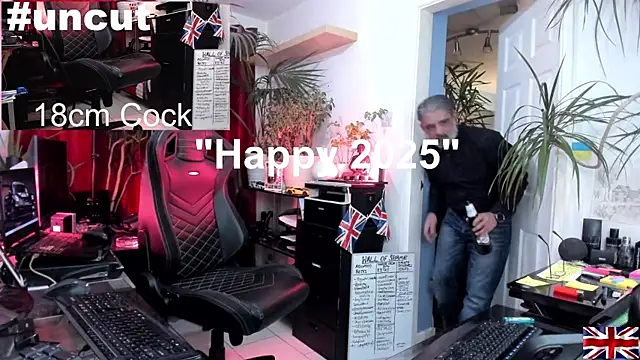 Snapshot of OnlineBossUK chatting on January 1, 12:11 am OnlineBossUK online show from January 1, 12:11 am