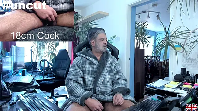 Snapshot of OnlineBossUK chatting on January 10, 11:43 am OnlineBossUK online show from January 10, 11:43 am