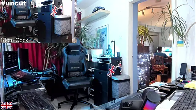 Snapshot of OnlineBossUK chatting on October 22, 10:35 pm OnlineBossUK online show from October 22, 10:35 pm