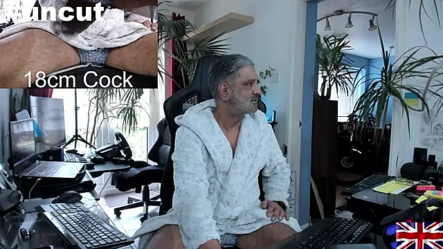 Snapshot of OnlineBossUK chatting on December 16, 1:11 pm OnlineBossUK online show from December 16, 1:11 pm