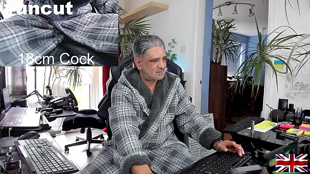 Snapshot of OnlineBossUK chatting on December 8, 11:03 am OnlineBossUK online show from December 8, 11:03 am