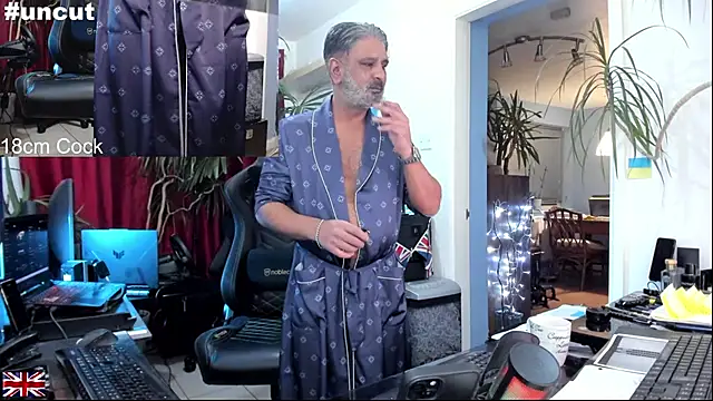 Snapshot of OnlineBossUK chatting on October 19, 10:13 pm OnlineBossUK online show from October 19, 10:13 pm