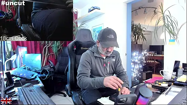 Snapshot of OnlineBossUK chatting on October 23, 10:46 pm OnlineBossUK online show from October 23, 10:46 pm