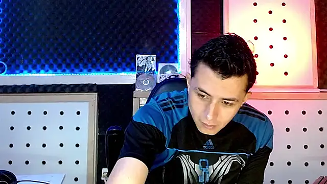 Snapshot of Darko0717 chatting on December 13, 2:16 pm Darko0717 online show from December 13, 2:16 pm