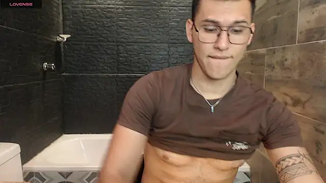 Snapshot of lorenzo_rey chatting on December 10, 2:17 pm lorenzo rey online show from December 10, 2:17 pm