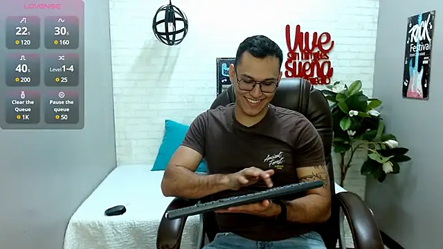 Snapshot of lorenzo_rey chatting on December 3, 2:05 pm lorenzo rey online show from December 3, 2:05 pm
