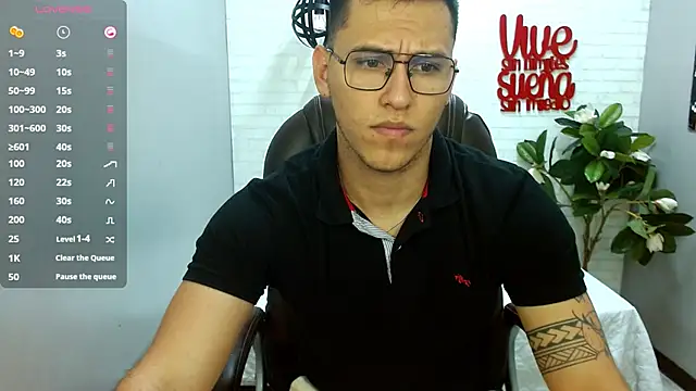 Snapshot of lorenzo_rey chatting on December 17, 2:11 pm lorenzo rey online show from December 17, 2:11 pm