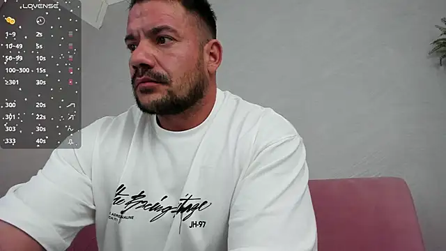 Snapshot of musclemonster31 chatting on December 17, 8:54 pm musclemonster31 online show from December 17, 8:54 pm