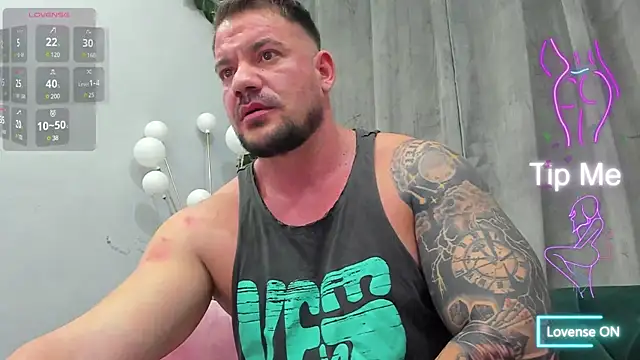 Snapshot of musclemonster31 chatting on March 3, 9:12 pm musclemonster31 online show from March 3, 9:12 pm
