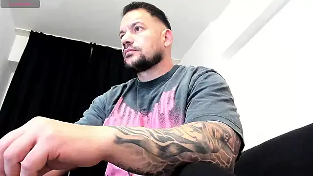 Snapshot of musclemonster31 chatting on October 29, 5:54 am musclemonster31 online show from October 29, 5:54 am