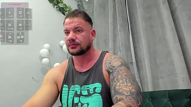Snapshot of musclemonster31 chatting on February 21, 5:46 am musclemonster31 online show from February 21, 5:46 am