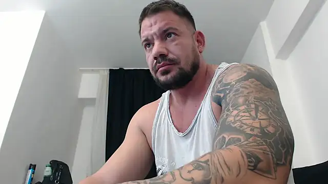 Snapshot of musclemonster31 chatting on December 3, 1:17 am musclemonster31 online show from December 3, 1:17 am
