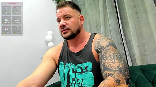 Snapshot of musclemonster31 chatting on February 19, 8:12 am musclemonster31 online show from February 19, 8:12 am