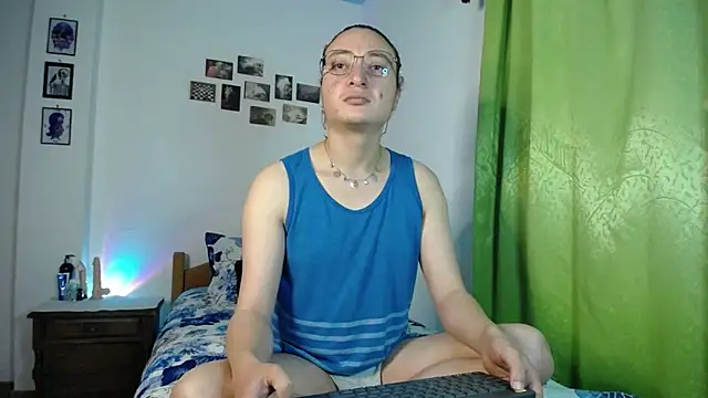 Snapshot of monkeywillwhite chatting on October 30, 12:02 am monkeywillwhite online show from October 30, 12:02 am