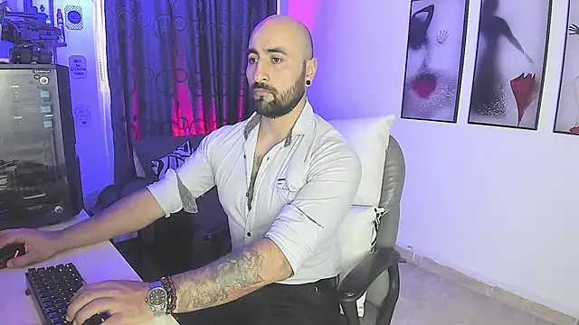 Snapshot of Leon_1234 chatting on January 12, 10:01 pm Leon 1234 online show from January 12, 10:01 pm