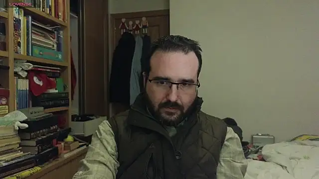 Snapshot of curiosillo83 chatting on December 19, 6:34 pm curiosillo83 online show from December 19, 6:34 pm