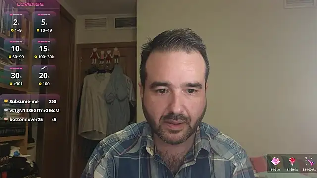 Snapshot of curiosillo83 chatting on October 16, 8:28 pm curiosillo83 online show from October 16, 8:28 pm