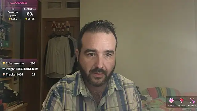 Snapshot of curiosillo83 chatting on October 12, 4:23 pm curiosillo83 online show from October 12, 4:23 pm