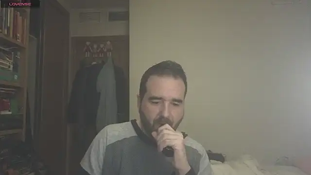 Snapshot of curiosillo83 chatting on March 8, 8:08 am curiosillo83 online show from March 8, 8:08 am