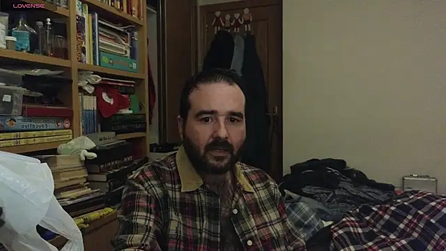 Snapshot of curiosillo83 chatting on December 21, 11:11 am curiosillo83 online show from December 21, 11:11 am