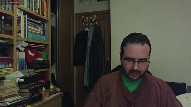 Snapshot of curiosillo83 chatting on December 24, 1:59 am curiosillo83 online show from December 24, 1:59 am