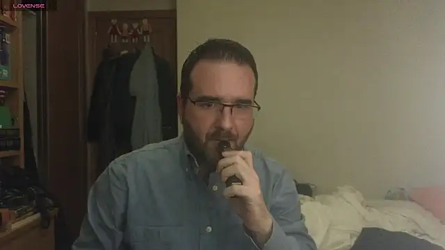 Snapshot of curiosillo83 chatting on March 8, 7:18 pm curiosillo83 online show from March 8, 7:18 pm