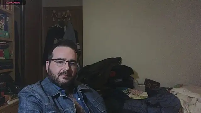 Snapshot of curiosillo83 chatting on February 21, 4:40 am curiosillo83 online show from February 21, 4:40 am